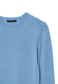Maglione lavorato a maglia blu chiaro con scollatura rotonda e maniche lunghe, realizzato in un morbido tessuto con una delicata trama. Etichetta del marchio visibile al collo.