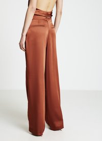 Satin-Hose mit weitem Bein in Terrakotta, mit hoher Taille, glatter Textur und doppelten Gesäßtaschen mit dezenten Nähten.