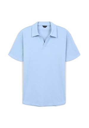 Polo shirt à manches courtes de couleur bleu clair, en tissu texturé, avec un col classique et une coupe décontractée. Disponible dans un matériau lisse et respirant.