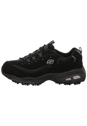 Czarne sneakersy Skechers z wytrzymałą podeszwą, sznurowane z przodu, z wyściełanym kołnierzem, logo po boku oraz odblaskowymi detalami na pięcie i podeszwie.