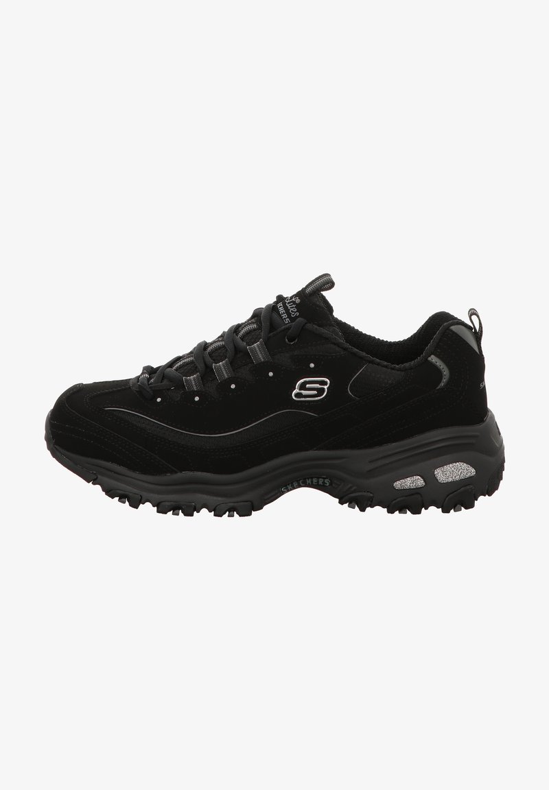 Baskets noires Skechers à semelle robuste, lacets à l'avant, col matelassé, logo sur le côté et détails réfléchissants au talon et sur la semelle.
