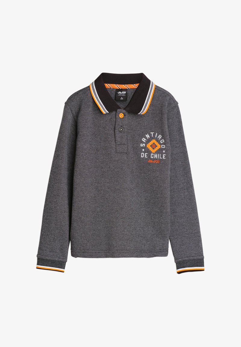 Poloshirt met lange mouwen in donkergrijs, voorzien van een zwarte kraag met oranje en witte strepen, en "Santiago de Chile" geborduurd in wit.