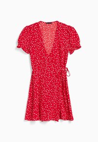 Vestido envolvente rojo con flores, mangas cortas abullonadas, escote en V profundo, detalle de lazo en la cintura y una falda fluida. Patrón de flores blancas por todo el vestido.