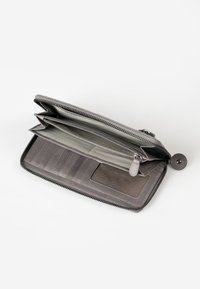 Portafoglio grigio con zip, dotato di più scomparti per schede, una tasca in rete e una texture liscia. L'interno presenta una fodera in tessuto grigio chiaro.