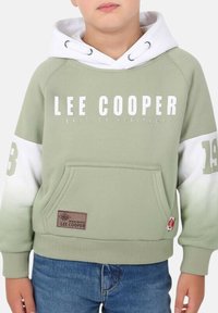 Sweat à capuche vert clair avec des accents blancs, affichant le texte "LEE COOPER", une poche kangourou, et une étiquette brune texturée sur le devant.