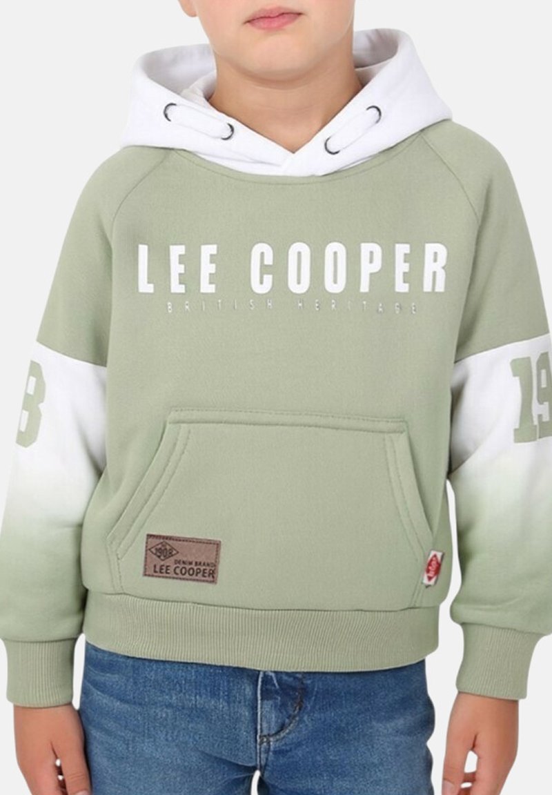 Sweat à capuche vert clair avec des accents blancs, affichant le texte "LEE COOPER", une poche kangourou, et une étiquette brune texturée sur le devant.