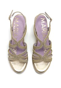 Sandales à lanières avec des accents métalliques dorés, bout ouvert et semelle intérieure lilas. Présente une texture tissée et une sangle de cheville ajustable pour un bon maintien.