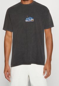 Černé bavlněné tričko s krátkými rukávy, kulatým výstřihem a vyšitým designem hory s nápisem "Matterhorn Resort."