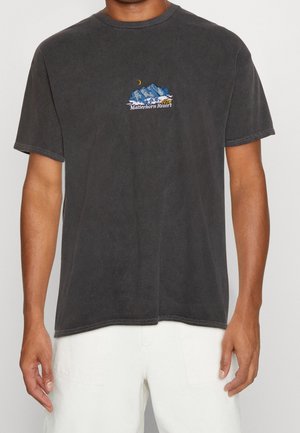 T-shirt in cotone nero con maniche corte, scollo rotondo e design ricamato di una montagna con la dicitura "Matterhorn Resort."