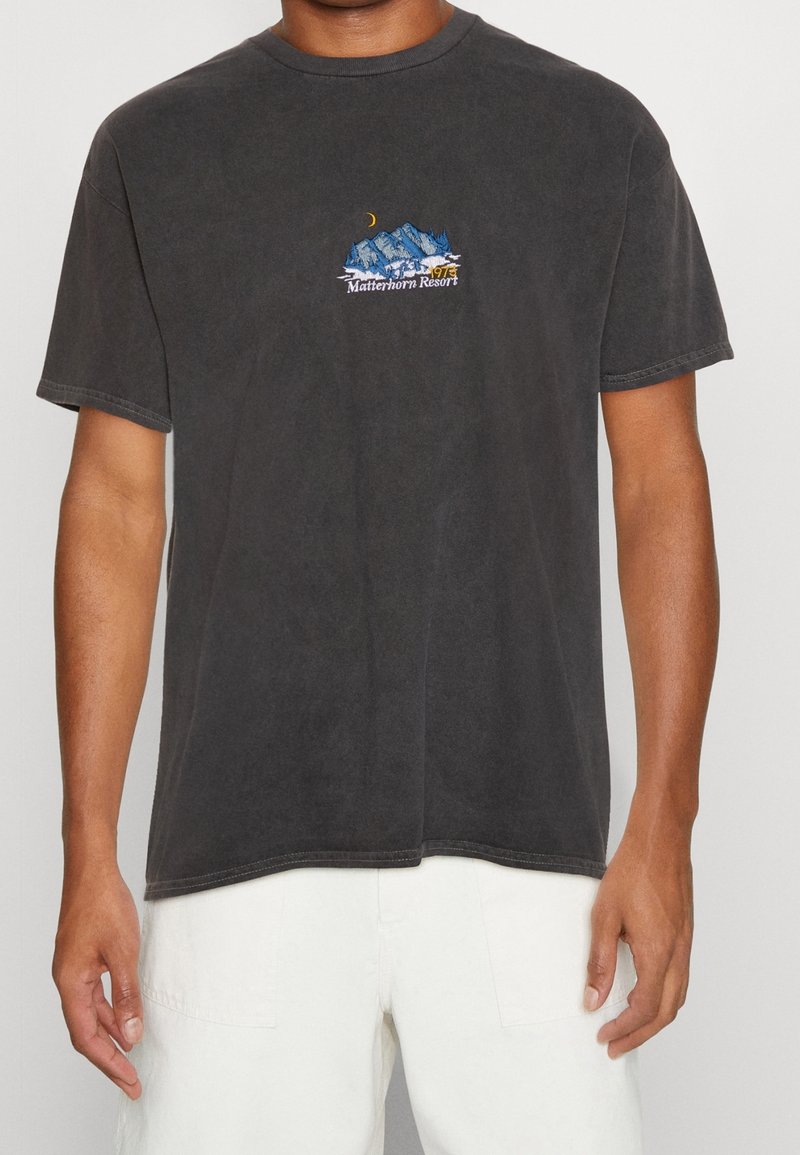 Černé bavlněné tričko s krátkými rukávy, kulatým výstřihem a vyšitým designem hory s nápisem "Matterhorn Resort."