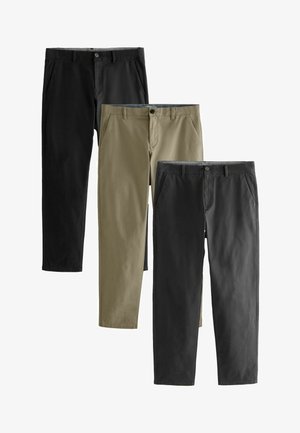 Trois pantalons chino : noir, kaki et gris foncé. Tous présentent un design classique avec des poches avant et des fermetures à bouton. Texture de tissu lisse.