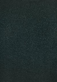 Teksturowana tkanina w ciemnozielonym kolorze z wzorem w rybi ząb, z delikatnym włóknem, tworzącym dotykowy, warstwowy wygląd.