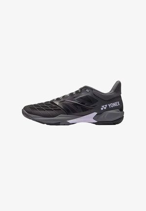Zwart-grijze Yonex sportschoen met meshpanelen, een gestructureerde zool en een merklogo aan de zijkant, ontworpen voor sportprestaties.