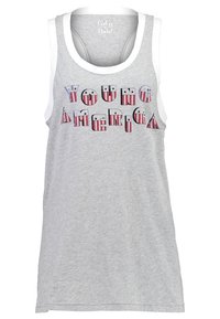 Canotta grigia con rifiniture bianche che presenta la scritta "YOUNG AMERICA" in lettere multicolori ispirate al design della bandiera americana.