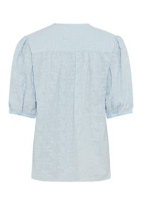 Hellblaue Bluse mit aufgepufften Dreiviertelärmeln und floraler Stickerei, von hinten gezeigt.