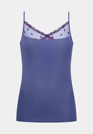 Camisole violet à fines bretelles, présentant un décolleté transparent brodé avec des motifs floraux en rouge et bleu. Texture de tissu lisse.