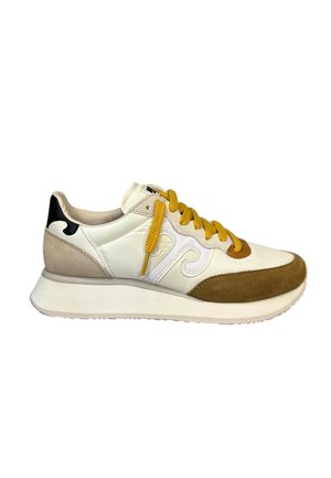 Baskets blanches en cuir avec des lacets jaunes, des accents en daim marron et un talon noir. Présente un logo et un design texturé, montées sur une semelle blanche.