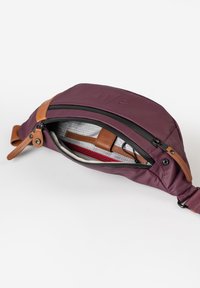 Marsupio bordeaux con dettagli in pelle marrone. Presenta un'apertura con zip, materiale testurizzato e diversi scomparti interni per l'organizzazione.