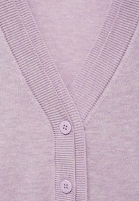 Lila kofta med V-ringning, ribbad textur och två matchande knappar framtill. Lätt stickad tyg.