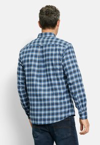 Blau kariertes Langarmhemd mit Button-Down-Kragen und Rückenschulter. Das Muster zeigt unterschiedliche Blautöne und Weiß.