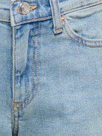 Világoskék farmernadrág részlet, amelyen gomb, övbújtató, varrások és az elülső zseb díszvarrása látható.