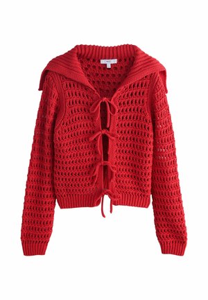 Czerwony sweter z dzianiny na szydełku z długimi rękawami, kołnierzem marynarskim oraz czterema wiązaniami z przodu, prezentowany na białym tle.