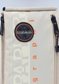 Napapijri CURVER - Skuldertasker - beige silvr