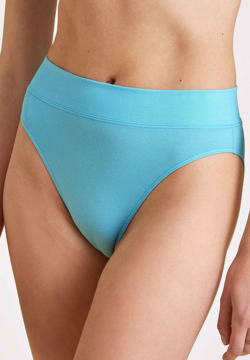 Hoge taille lichtblauwe slip van zachte, gladde stof. Kenmerkt zich door een brede tailleband, naadloos ontwerp en een klassieke snit voor comfort.