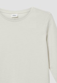 Lichtgrijze langek401-shirt gemaakt van een zachte, textuurstof met een ronde hals. Bevat een klein, merkje aan de binnenkant van de kraag.