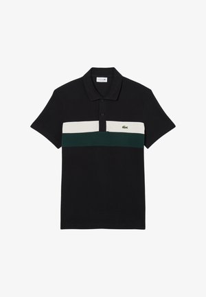 Camisa polo negra con franjas horizontales verdes y blancas, con un pequeño logo de Lacoste. Confeccionada con material de algodón suave.