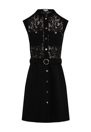 Robe noire avec un corsage en dentelle, sans manches, col, fermeture à bouton sur le devant, ceinture avec une boucle en argent et deux poches poitrine.