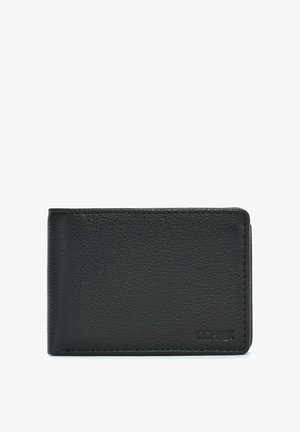 Czarny skórzany portfel, prostokątny kształt, teksturowana powierzchnia, minimalistyczny design, wytłoczone logo w prawym dolnym rogu, brak widocznych elementów metalowych.