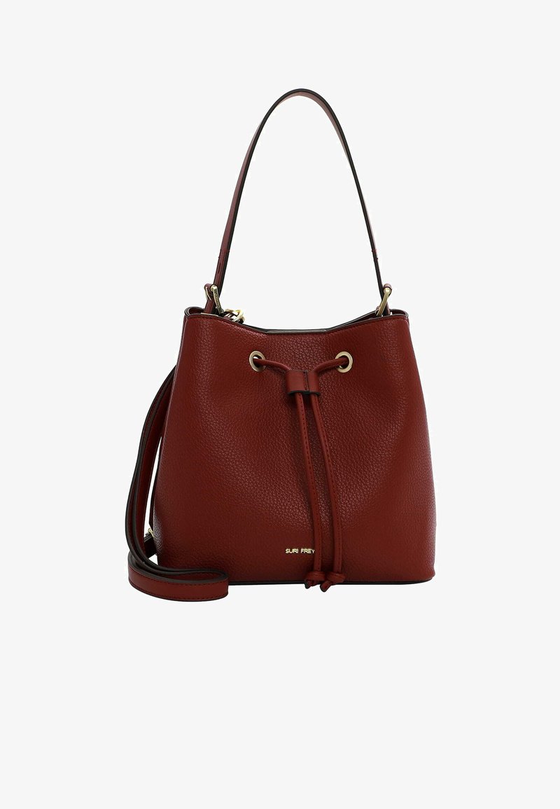Leren emmer tas in diep rood met een gestructureerde afwerking, trekkoordsluiting en hardware in goudkleur. Voorzien van een korte handgreep en een verstelbare strap.
