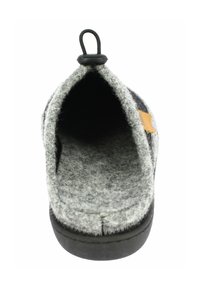 Grijze felt pantoffel met een zwarte rubberen zool, gesloten achterkant en een stoffen lus voor gemakkelijk aantrekken. Zachte, gestructureerde binnenafwerking.