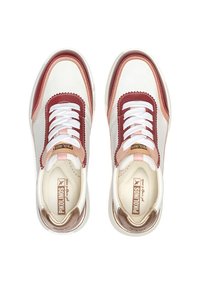 Baskets blanches et bordeaux avec une texture lisse, dotées d'un bout arrondi, d'un système de laçage et d'accents en cuir contrastés.