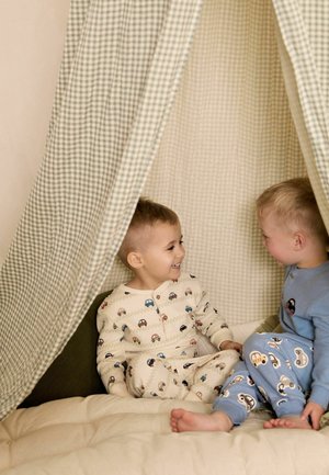 Next, REGULAR FIT - TRANSPORT SNUGGLE PYJAMAS 3 PACK SET - Nachtwäsche Set - ecru blue tan