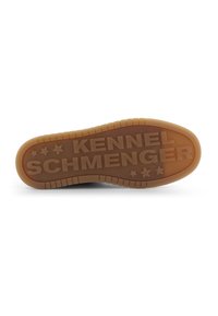 Sole in gomma marrone con texture rigata. Presenta testo impresso "KENNEL SCHMENGER" e accenti a stella sulla suola.