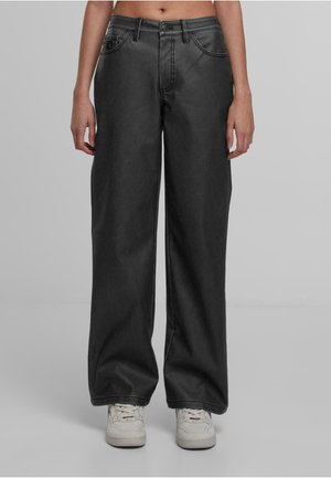 Pantalons en denim noir à jambes larges avec poches avant, fermeture à bouton et détails de couture visibles. Texture lisse, style décontracté.