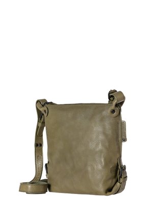 Petit sac bandoulière en cuir vert olive de forme carrée avec bandoulière réglable et fermeture à glissière sur le dessus.