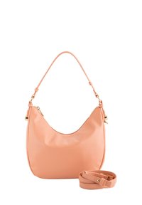 Bolso de hombro color durazno hecho de material sintético liso, con forma curvada y herrajes en tono dorado. Incluye una correa desmontable.
