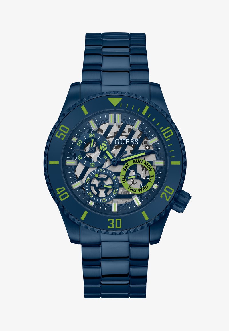 Montre bleu marine avec bracelet en acier inoxydable, accents noir et vert, cadran multifonction affichant les jours et le format 24 heures, lunette texturée.