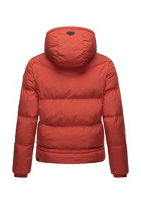 Veste matelassée rouge avec un design rembourré et matelassé. Comprend une capuche, des poignets côtelés et une coupe légèrement cropped. Texture lisse et aucun élément métallique visible.