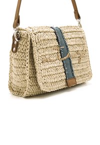 Borsa in paglia intrecciata di forma rettangolare, colore beige, striscia in denim come accentuazione, e tracolla e accessori in pelle marrone. Contrasti di texture visibili.