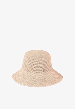 Chapeau de soleil tissé beige clair avec un bord moyen large et un petit logo métallique sur le côté.