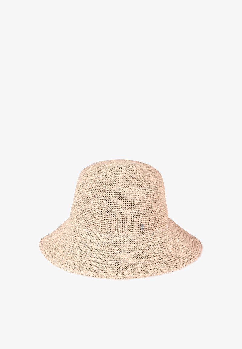 Chapeau de soleil tissé beige clair avec un bord moyen large et un petit logo métallique sur le côté.