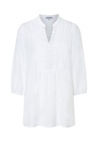 Weiße Bluse mit halblangen Ärmeln, V-Ausschnitt und dekorativ bestickter Knopfleiste. Hergestellt aus leichtem Stoff mit einer leicht lockeren Passform.