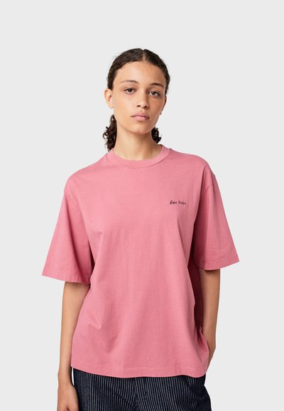 Tričko s krátkym rukávom, voľného strihu, z svetloružovej bavlny, s rebrovaným okrúhlym výstrihom a malým vyšívaným logom na hrudi.