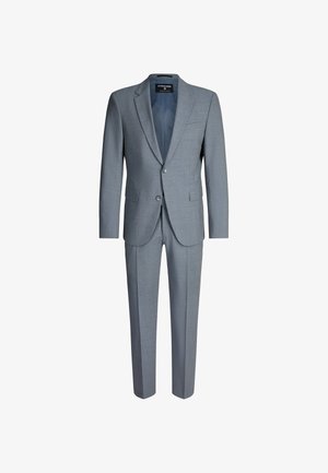 Szary garnitur z tkaniny o fakturze, marynarka na jeden guzik z dwoma guzikami oraz dopasowane spodnie typu flat-front.