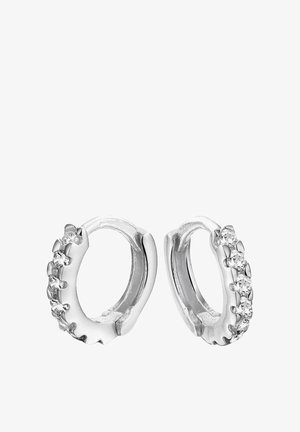 Boucles d'oreilles en argent en forme de créole, présentant un design lisse avec une rangée de petites pierres précieuses claires le long du bord avant. Fini poli avec une forme arrondie.