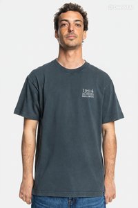 Ciemnoszary bawełniany t-shirt z krótkim rękawem. Na lewej piersi znajduje się mały biały nadruk tekstowy, a krój jest luźny.